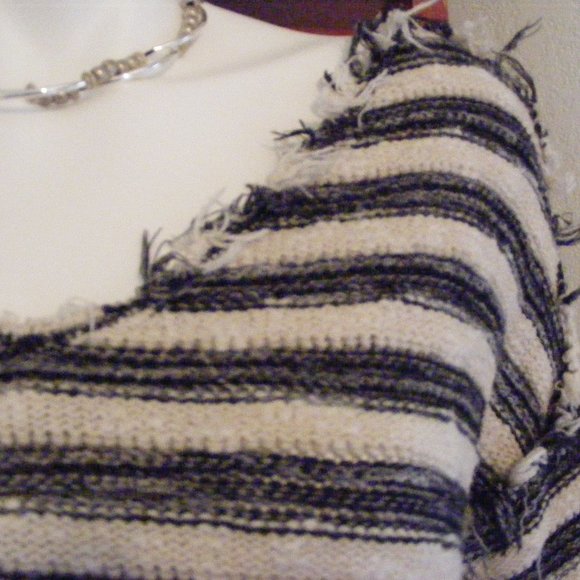 FREE PEOPLE SWEATER - Picture 2 of 5